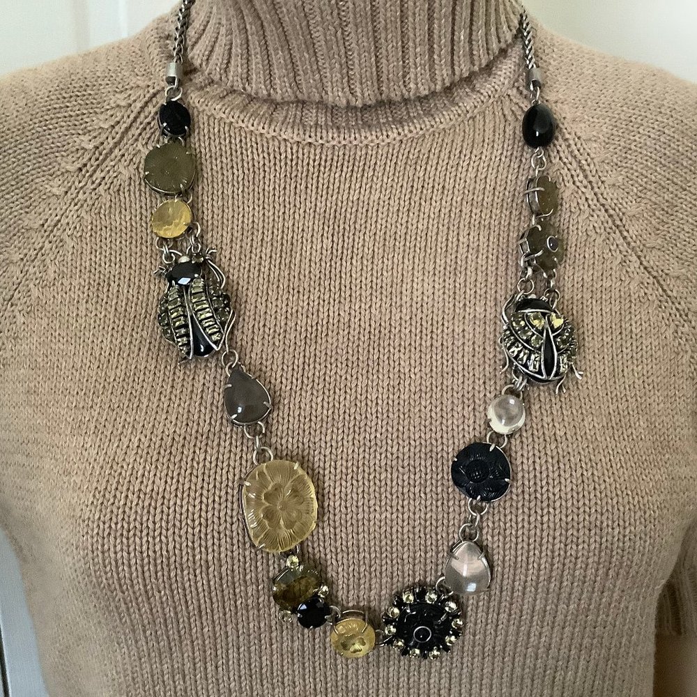 NECKLACE.. ALLOY, GLASS AND RESIN STONE